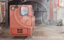 架線式電機(jī)車的自動開關(guān)由哪些結(jié)構(gòu)組成？