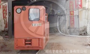架線式電機(jī)車的自動(dòng)開(kāi)關(guān)由哪些結(jié)構(gòu)組成？