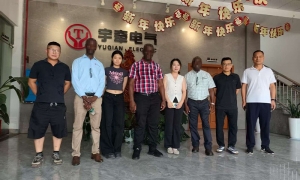 國外客戶蒞臨考察，深入了解后當(dāng)場簽訂湘潭電機(jī)車采購合同